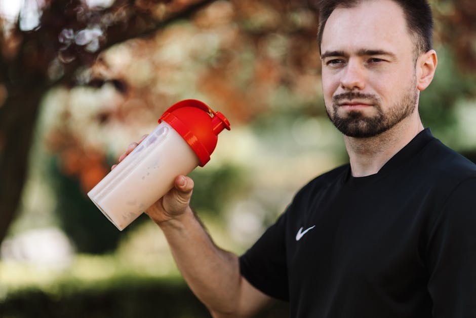 Hombre con batidor de proteínas con tapa roja
