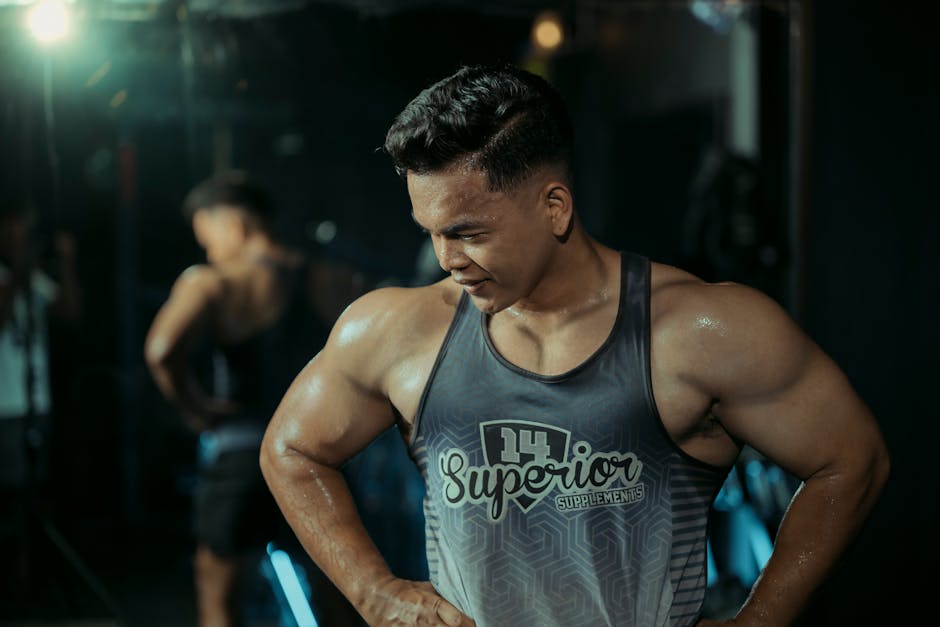 Hombre musculoso en gimnasio con camiseta de tirantes